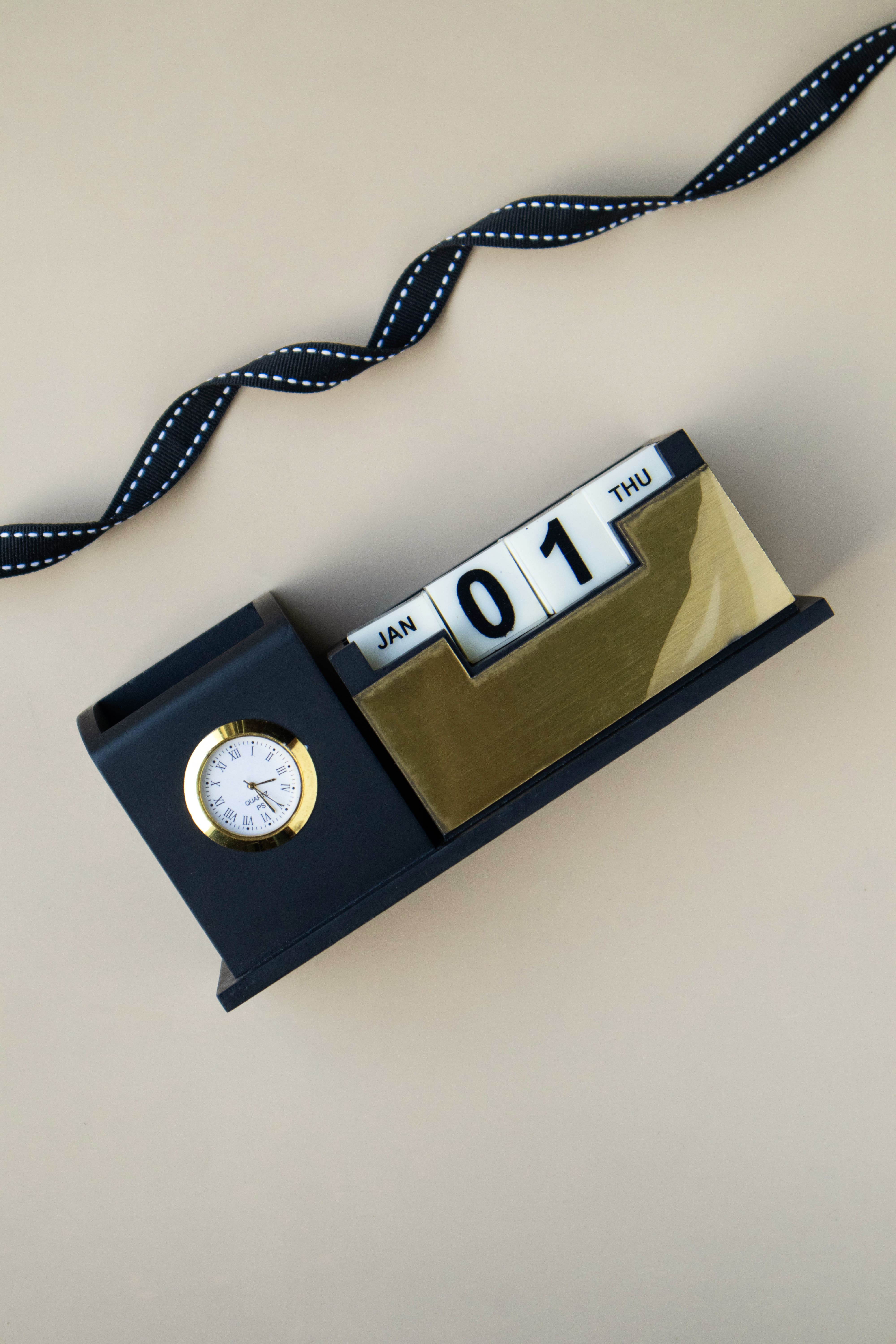 Desk Calendar With Clock – PinkribbonShop